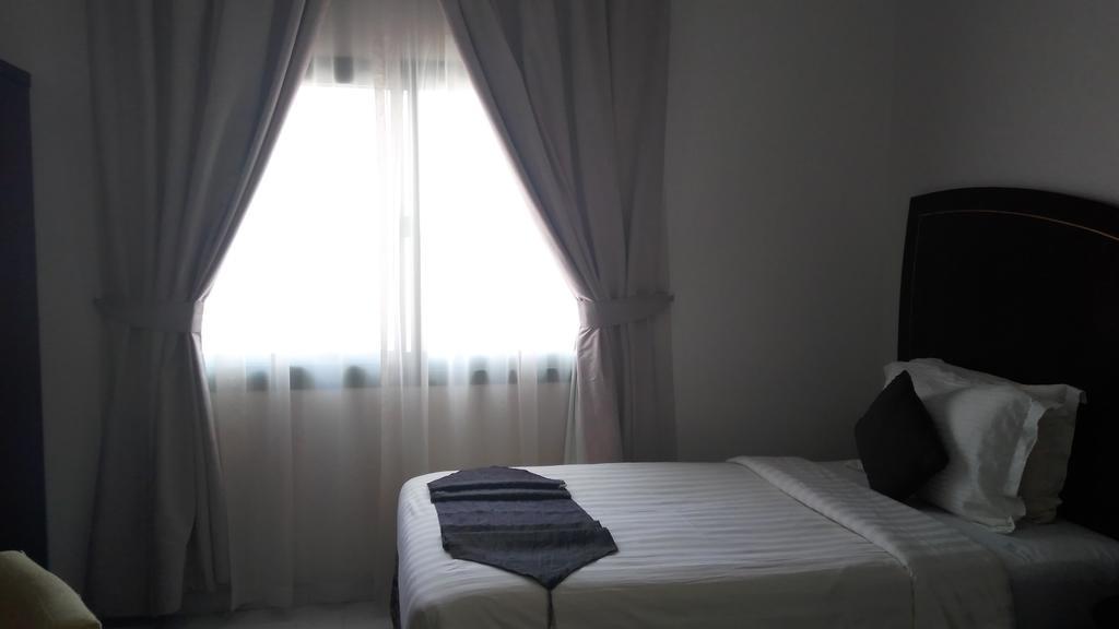 Royal Crown Suites Шарджа Экстерьер фото