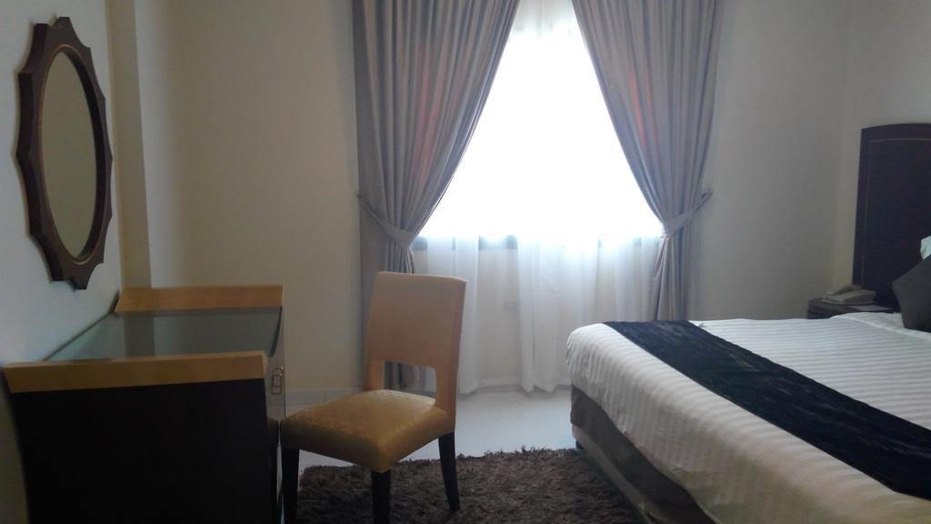Royal Crown Suites Шарджа Экстерьер фото