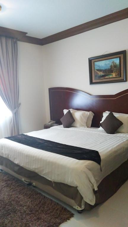 Royal Crown Suites Шарджа Экстерьер фото