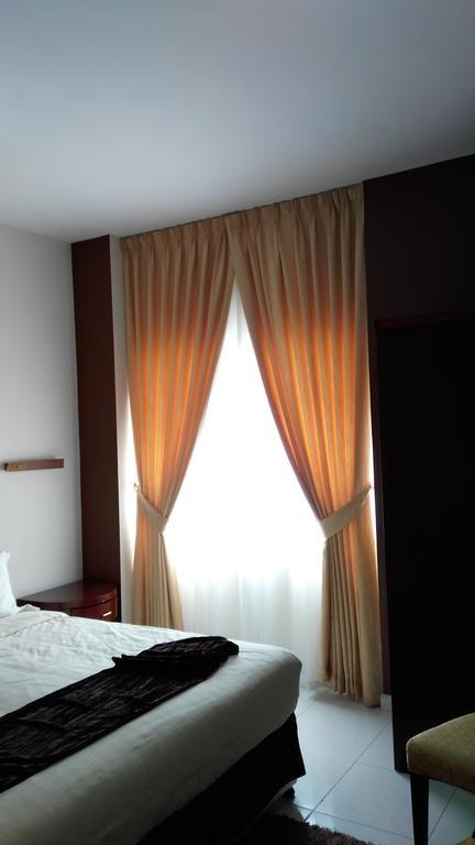 Royal Crown Suites Шарджа Экстерьер фото