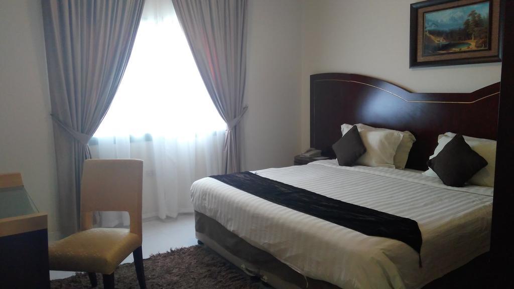 Royal Crown Suites Шарджа Экстерьер фото
