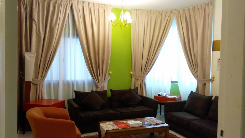 Royal Crown Suites Шарджа Экстерьер фото