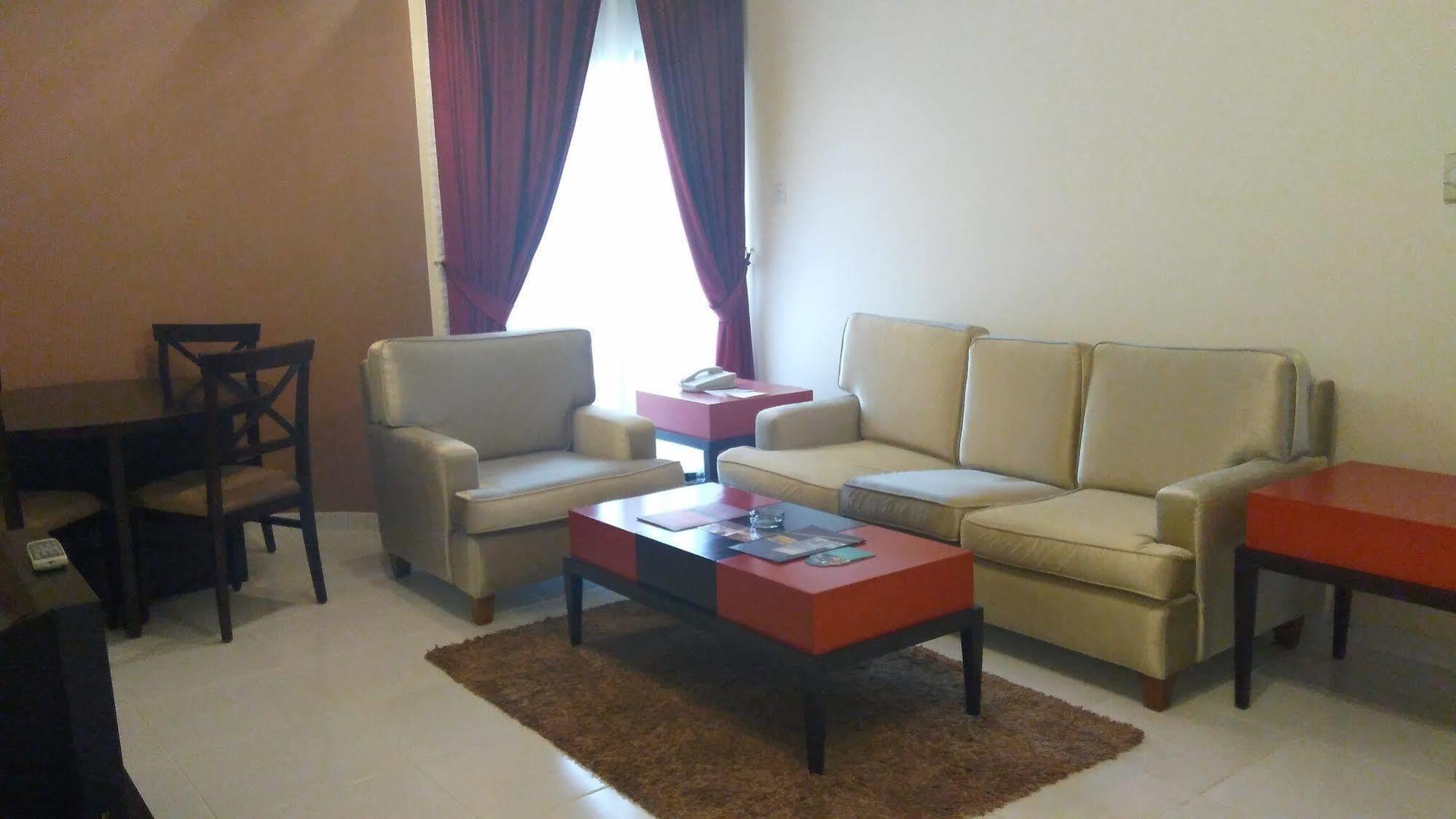 Royal Crown Suites Шарджа Экстерьер фото