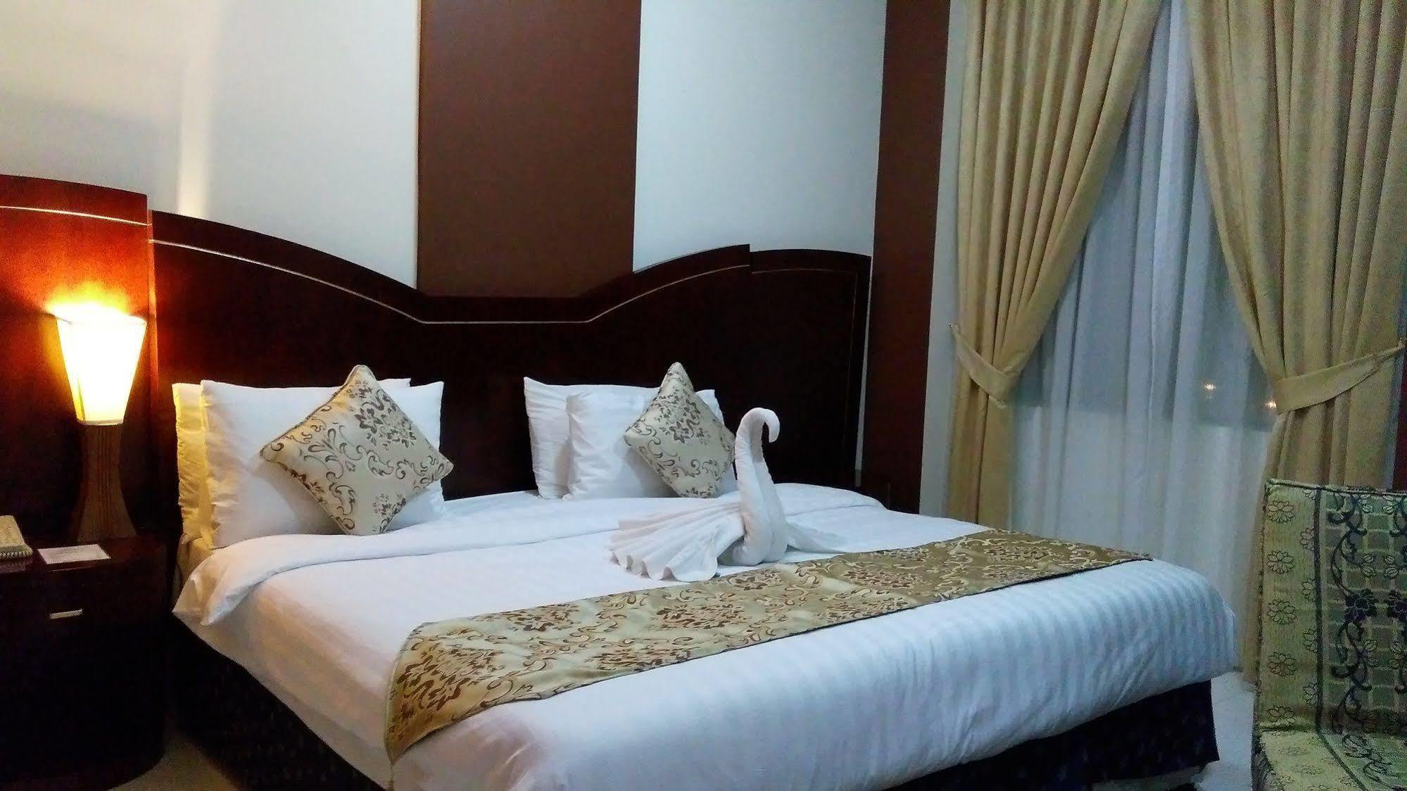Royal Crown Suites Шарджа Экстерьер фото