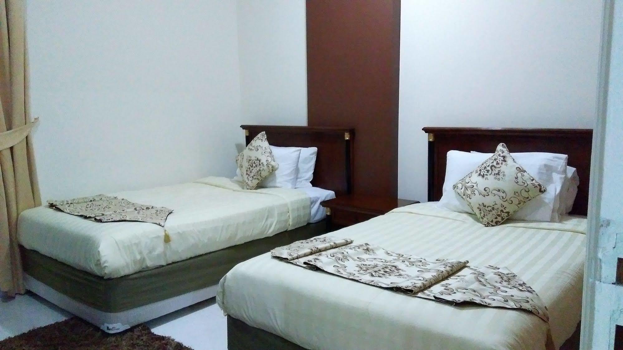 Royal Crown Suites Шарджа Экстерьер фото