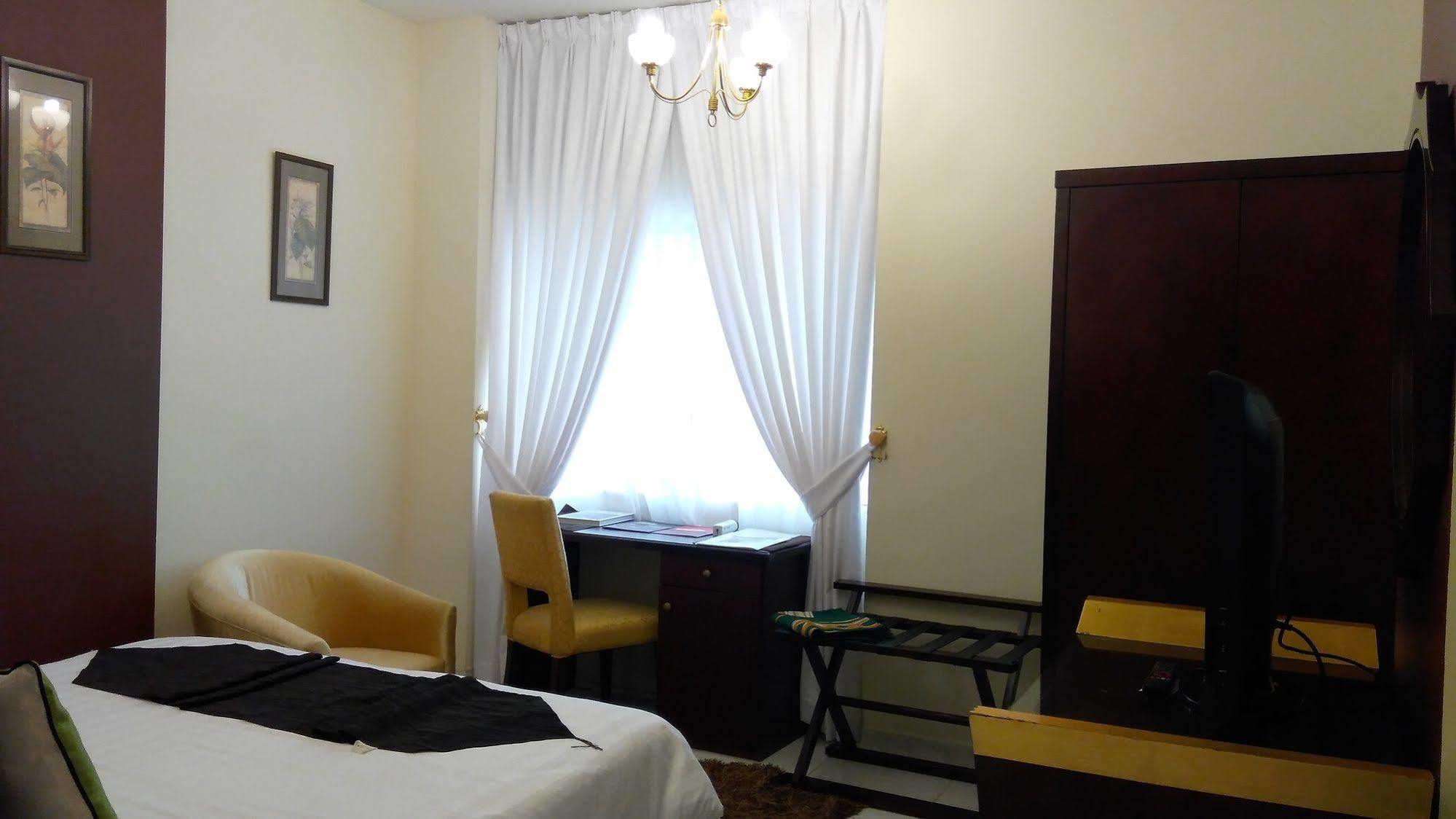 Royal Crown Suites Шарджа Экстерьер фото