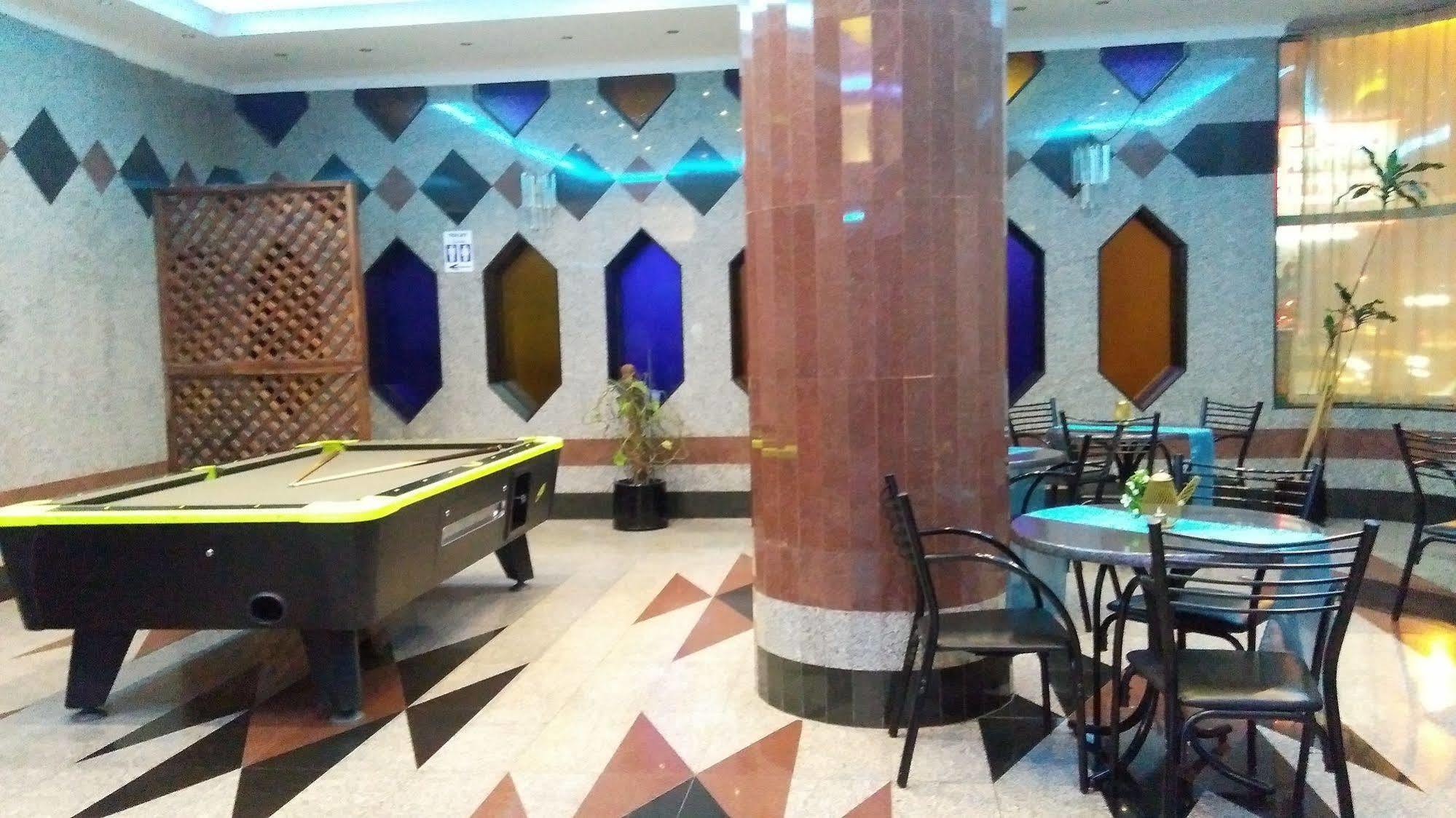 Royal Crown Suites Шарджа Экстерьер фото